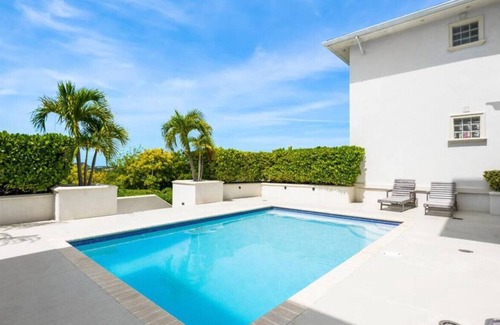 Venetian Road Settlement Apartment | Chic 2 Bedroom Home - Central
