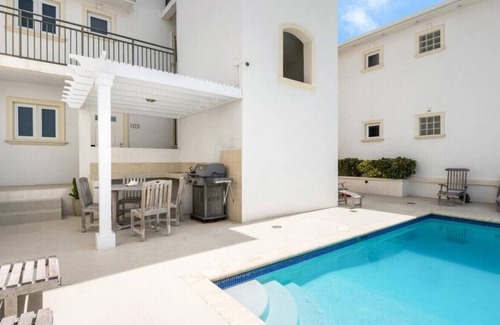 Venetian Road Settlement Apartment | Chic 2 Bedroom Home - Central
