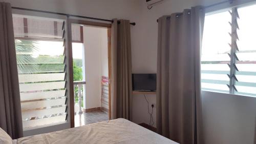 Baie Ste Anne Apartment | Comfortable apartment in Baie Sainte Anne 56 m² with sea view