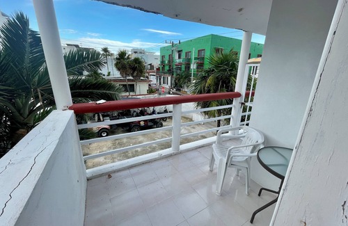 Isla Mujeres Apartment | Cozy studio for 2. Private balcony, A/C, WiFi, TV. Dowtown | Punta Norte Isla Mujeres