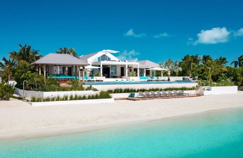 Juba Sound Villa | Emerald Bay - Sleek, Chic Island Living with Unmissable Ocean Vistas
