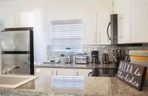 Venetian Road Settlement House | Flamingo waterfront home