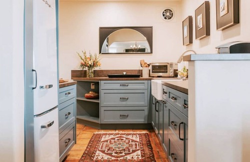 Westside Santa Cruz Apartment | 𝑯𝒊𝒔𝒕𝒐𝒓𝒊𝒄 & 𝑳𝒖𝒙𝒖𝒓𝒊𝒐𝒖𝒔 𝑺𝒑𝒂𝒏𝒊𝒔𝒉-𝑺𝒕𝒚𝒍𝒆 𝑪𝒂𝒔𝒊𝒕𝒂