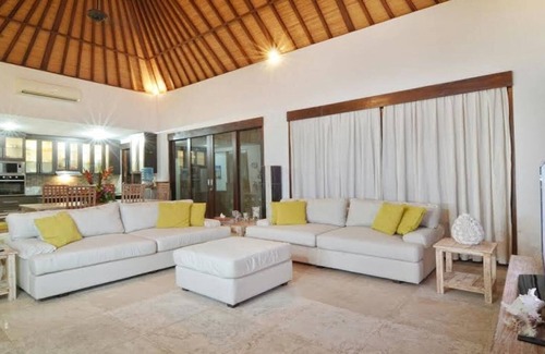 Sanur Kauh Villa | Villa Hibiscus Luxury 4 Bed - 250 meters from beautiful Sanur Beach