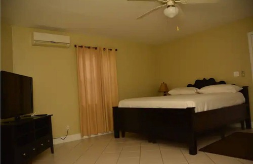 Leeward Settlement House | Kenai’s Place- A Deluxe Master Suite Just 2mins away from Grace Bay Beach