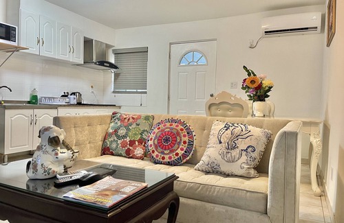 The Bight Apartment | Lovely Apartment with King Size Bed in Venetian Road