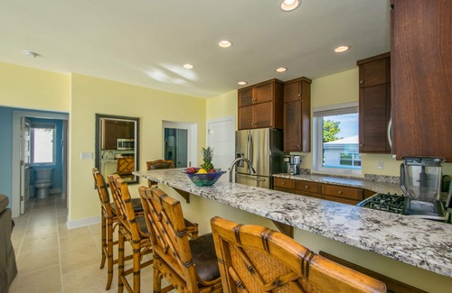 Cockburn Town Villa | LUXURY PENTHOUSE! Courtesy SUV Included, PaddleBoards, Bikes, Chairs & More!