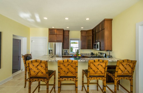 Cockburn Town Villa | Luxury Villa + COURTESY SUV, Steps to Beach: PaddleBoards, Bikes, Chairs & More!