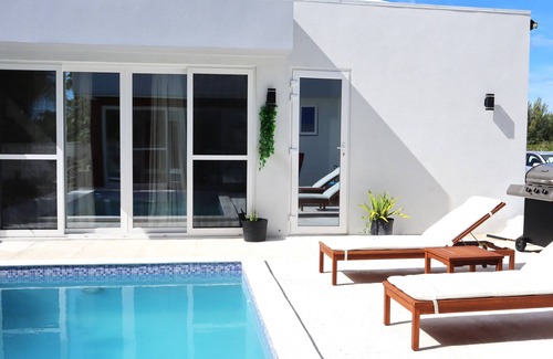 Leeward Settlement House | New 3br/3bath home/pool, kitchen11min walk to sunset beach, golf, restaurants.