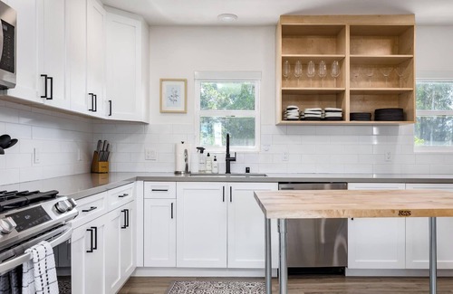 Eastside Santa Cruz House | New Midtown Farmhouse - Hot Tub, Patio, Gym
