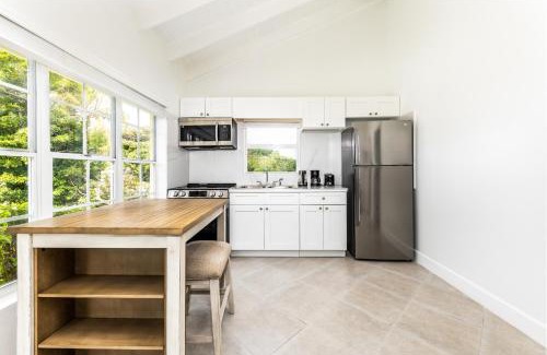 Bottle Creek House | NEW Tropical Bottle Creek Stay Beach 5 min Drive