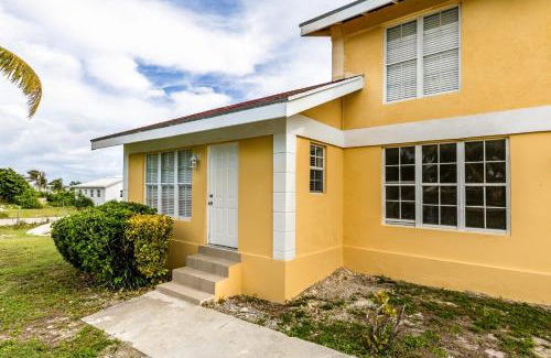 Bottle Creek House | NEW Tropical Bottle Creek Stay Beach 5 min Drive
