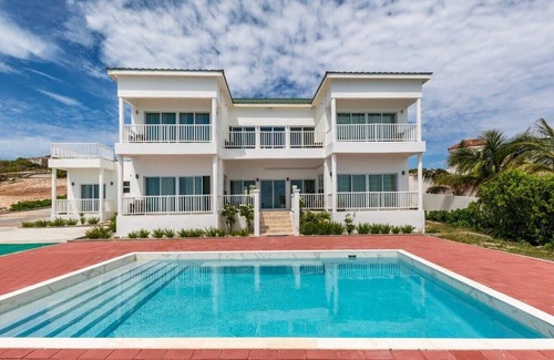 Venetian Road Settlement Villa | Oceanfront Villa with pool,WIFI & equipped kitchen