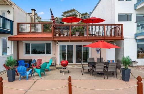Rio del Mar House | Picturesque Beach Front home
