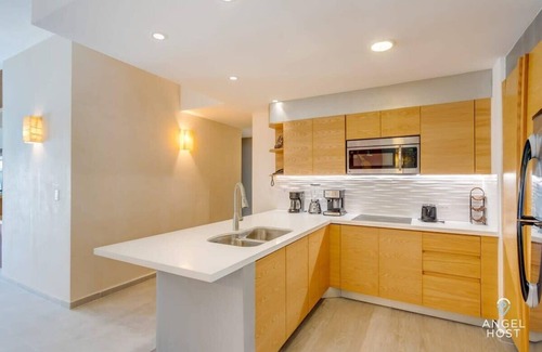 Downtown Apartment | Stunning Rooftop Pool, Ocean Views, Steps to Sand