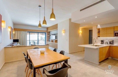 Downtown Apartment | Stunning Rooftop Pool, Ocean Views, Steps to Sand