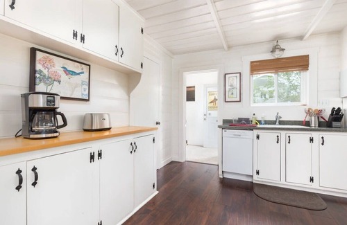 Eastside Santa Cruz House | Sunny Cove Cottage- Dog Friendly