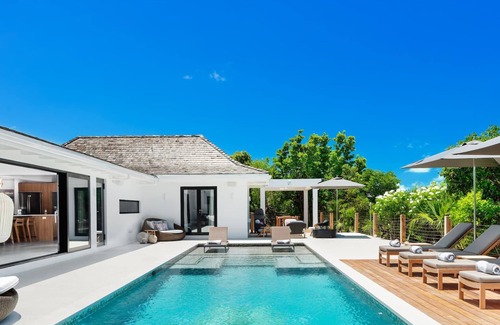 Ocean Point House | TC Villas -Six Turtles -Beachfront Luxury on Taylor Bay with Pool & Beach Views