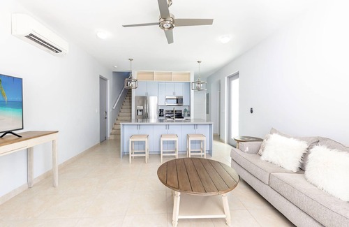Discovery Bay Villa | Tropical Waterfront Cooper Jack Bay Villa