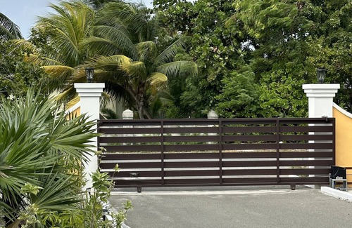 Leeward Settlement Villa | Two Bedrooms En-suite Bathrooms just 2mins away from Grace Bay Beach Newly Renov