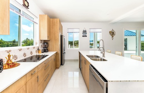 Discovery Bay Villa | Unique Blue Top Villa! with 4 bedrooms, Waterfront