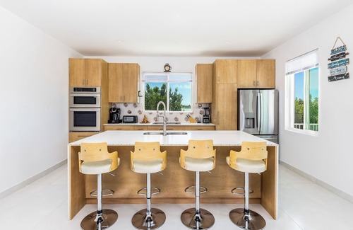 Discovery Bay Villa | Unique Blue Top Villa! with 4 bedrooms, Waterfront