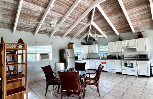 Discovery Bay House | Waterfront House - Upstairs