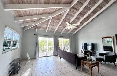 Discovery Bay House | Waterfront House - Upstairs