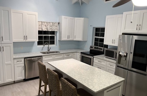 Whitby Villa | #1 Reviewed Pristine Private Beachfront Villa, Full Laundry & Kitchen, WiFi, A/C