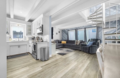 Capitola House | 2 Bedroom Capitola Home w/Rooftop Deck!