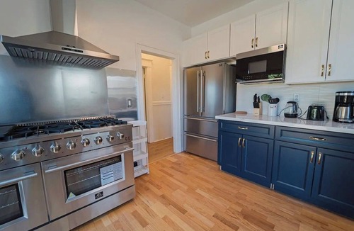 Central Berkeley Apartment | 2336A- Upper 3B2B Unit w/Laundry near UC Berkeley