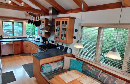 Eastside Santa Cruz House | 30 + nights Spacious Family Home-Hot Tub <4 min walk to beach & harbor-small dog