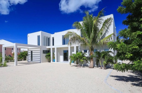 Leeward Settlement House | 446 m² House ∙ 5 bedrooms ∙ 10 guests