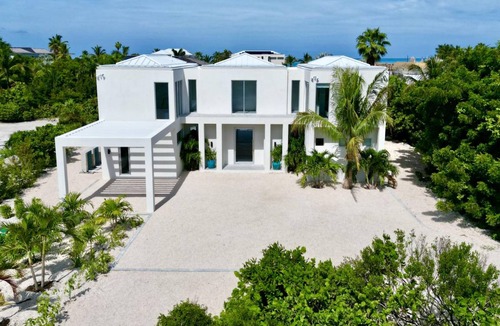 Leeward Settlement House | 446 m² House ∙ 5 bedrooms ∙ 10 guests