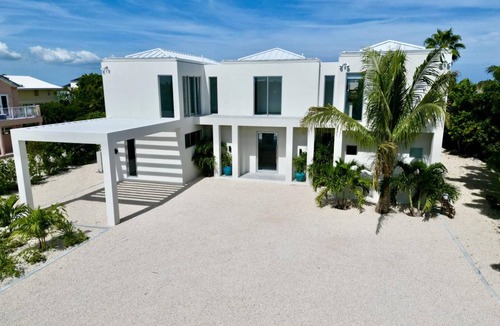 Leeward Settlement House | 446 m² House ∙ 5 bedrooms ∙ 10 guests