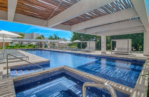 Playa Mujeres Apartment | 4th-Floor Resort Studio with Outdoor Pools, Pool Spas, Tennis, Gym, & Balcony