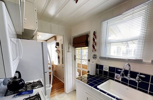 Eastside Santa Cruz Cottage | 4th house from Twin Lakes Beach and a 2 minute walk to the Crow’ Nest and Harbor