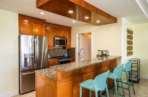 The Bight Condo | 5 Star Reviews! - Modern Waterfront Condo 2nd Floor, Yacht Club - Turtle Cove.