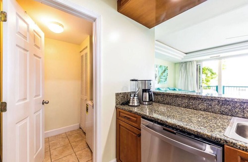 The Bight Condo | 5 Star Reviews! - Modern Waterfront Condo 2nd Floor, Yacht Club - Turtle Cove.