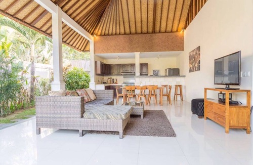 Batubelig Villa | 5Min WALK TO Beach-PRIVATE POOL MAHAYANA 2BR VILLA