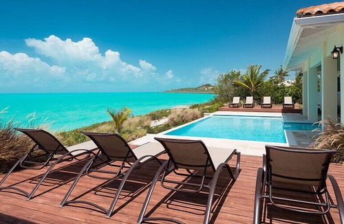 Venetian Road Settlement Villa | A Palm Tree Paradise at This Wonderful Oceanfront Villa