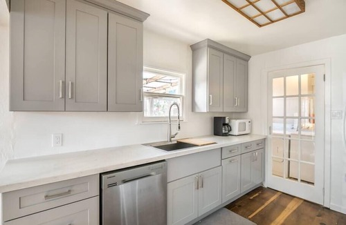 Eastside Santa Cruz House | Amazing Gardens 5min to beach in 3bdr house
