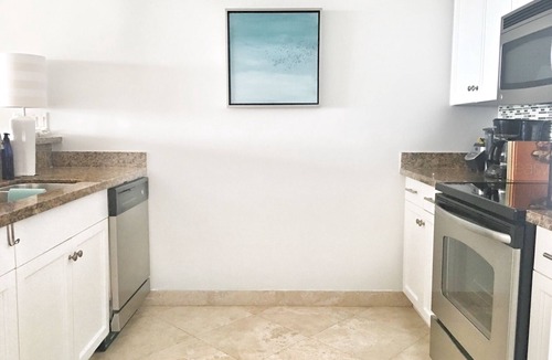 The Bight Condo | Amazing Ocean Views - Contemporary Condo - Pool - SPA- 10 min walk to Beach.