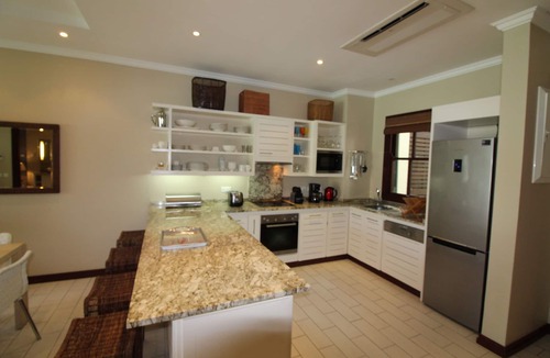 Eden Island Apartment | apartment with terrace and garden, feet in the water!