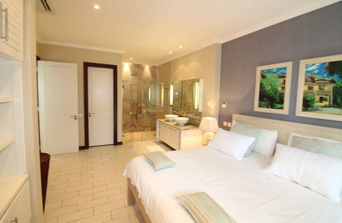 Eden Island Apartment | apartment with terrace and garden, feet in the water!