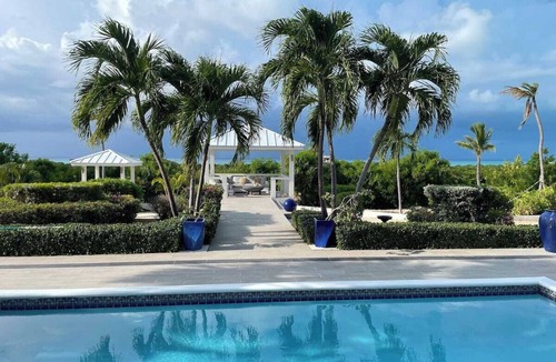Venetian Road Settlement Villa | Balanciaga Villa