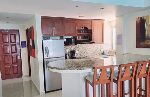 Punta Cancun Apartment | Beach & Nightlife Paradise; Top floor and ocean view