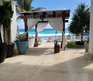 Punta Cancun Apartment | Beachfront 1 bedroom condo in club zone