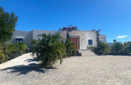 Discovery Bay Villa | Beautiful modern 4 bedroom villa and pool with stunning views over Turtle Lake