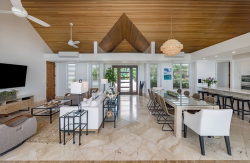The Bight Villa | Beautiful OCEAN FRONT, POOL Villa walk or drive to GRACE BAY BEACH Turtle Ridge